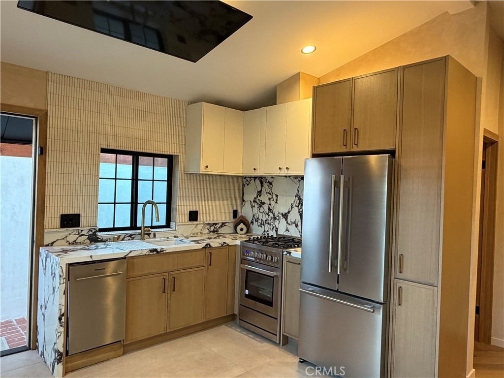 6632 Fulton Avenue - Photo 4