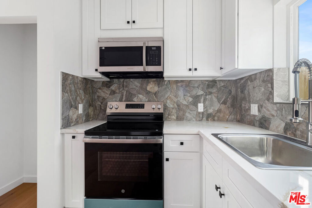 15838 Chatsworth Street - Photo 7