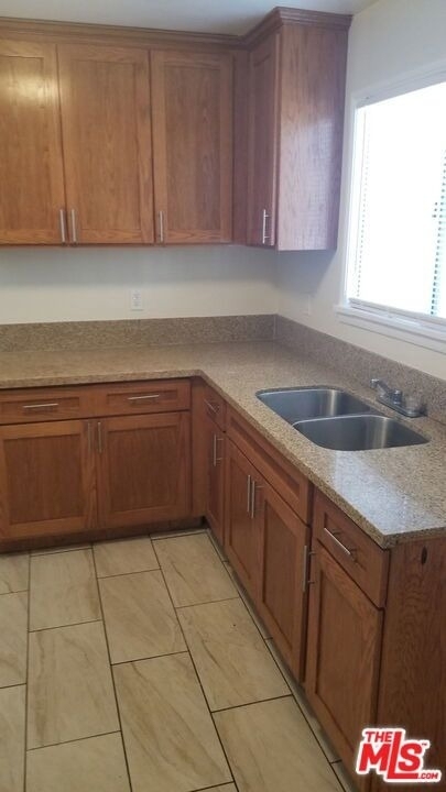 1414 W 25th Street - Photo 3