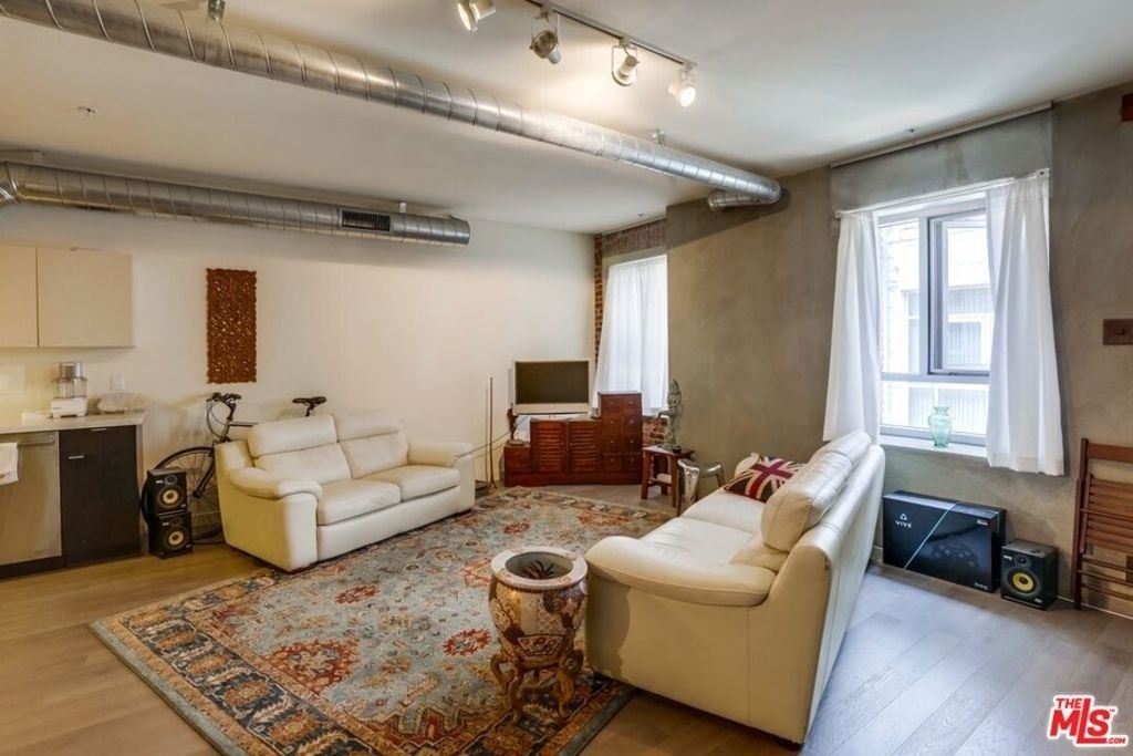 527 Molino Street - Photo 3