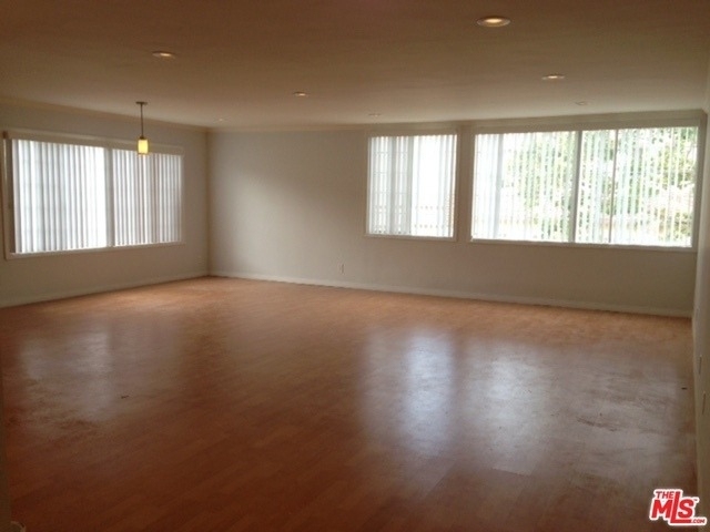 216 S Rexford Drive - Photo 2