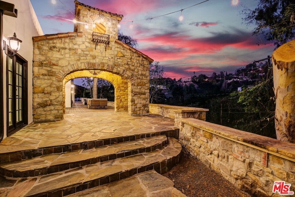 2570 Nichols Canyon Road - Photo 18