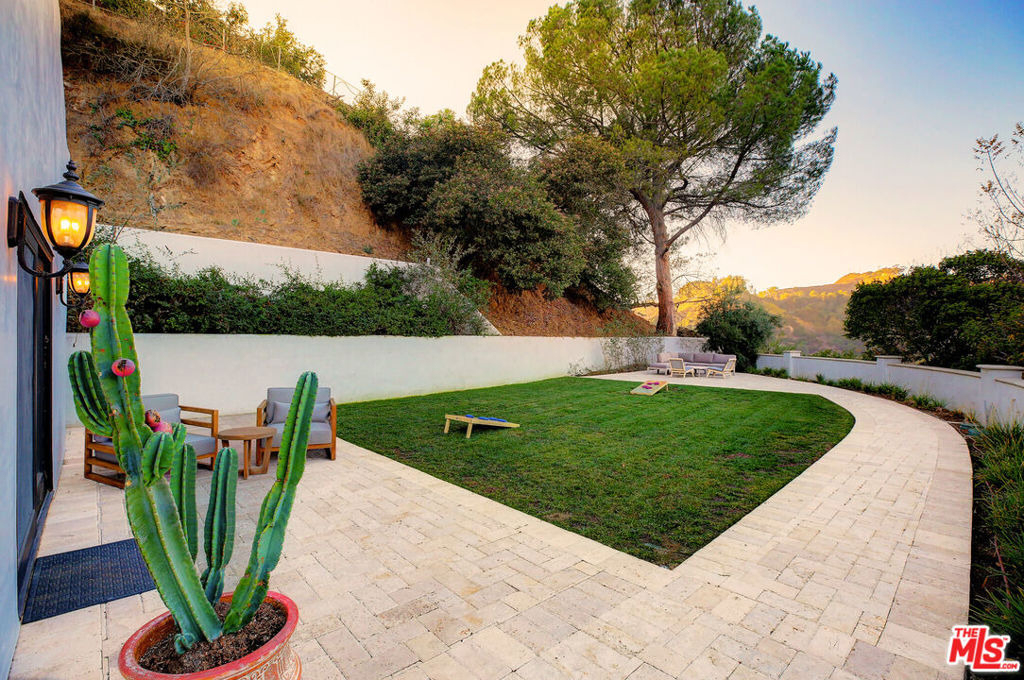 2570 Nichols Canyon Road - Photo 7