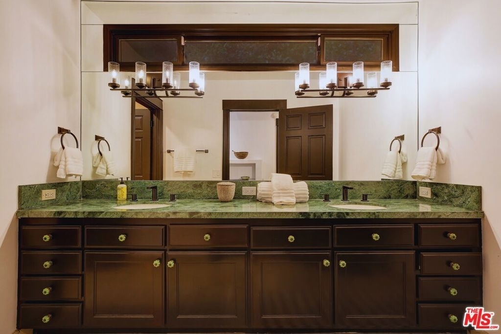2570 Nichols Canyon Road - Photo 28