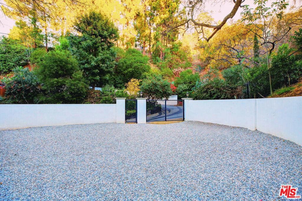2570 Nichols Canyon Road - Photo 41