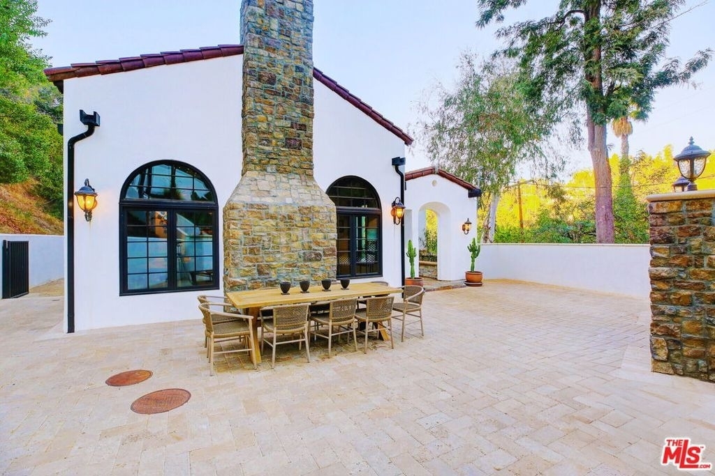 2570 Nichols Canyon Road - Photo 2