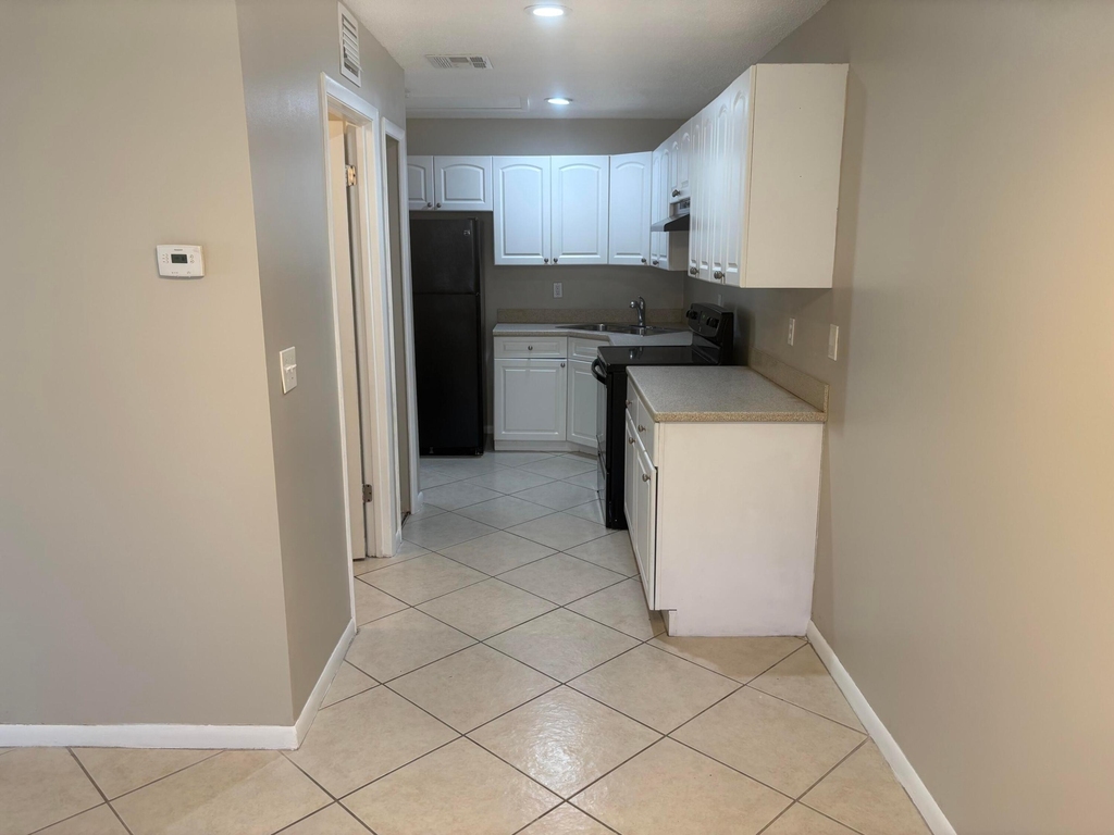 2011 Oleander Boulevard - Photo 3