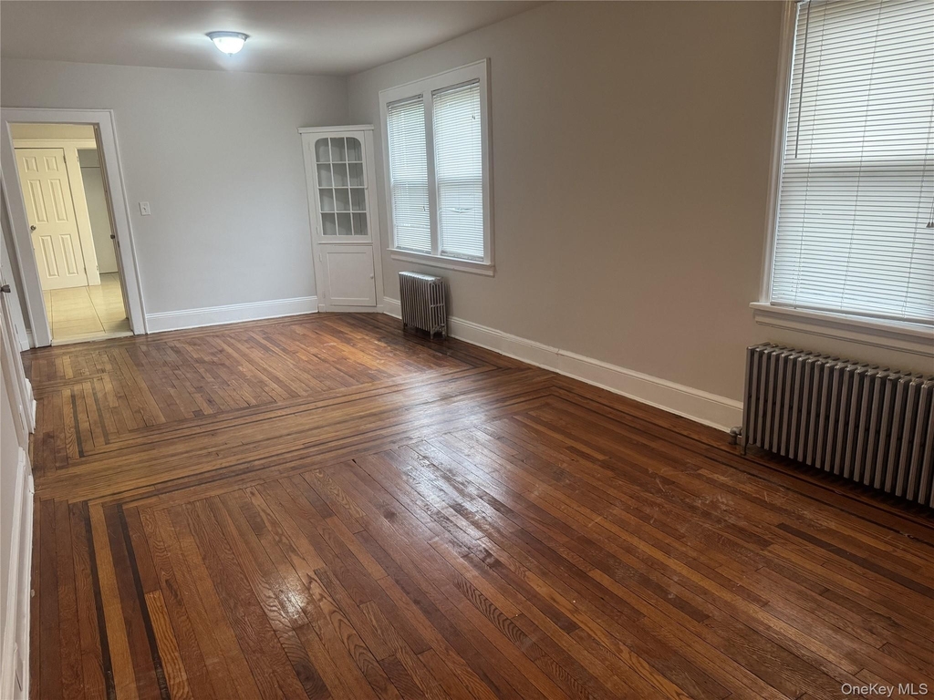 267 Schenck, Right Side Avenue - Photo 3