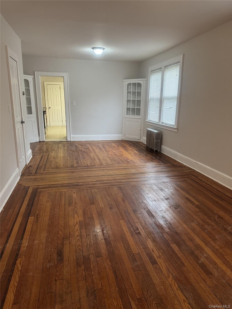 267 Schenck, Right Side Avenue - Photo 2