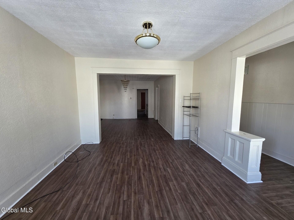 918 Delamont Avenue - Photo 2