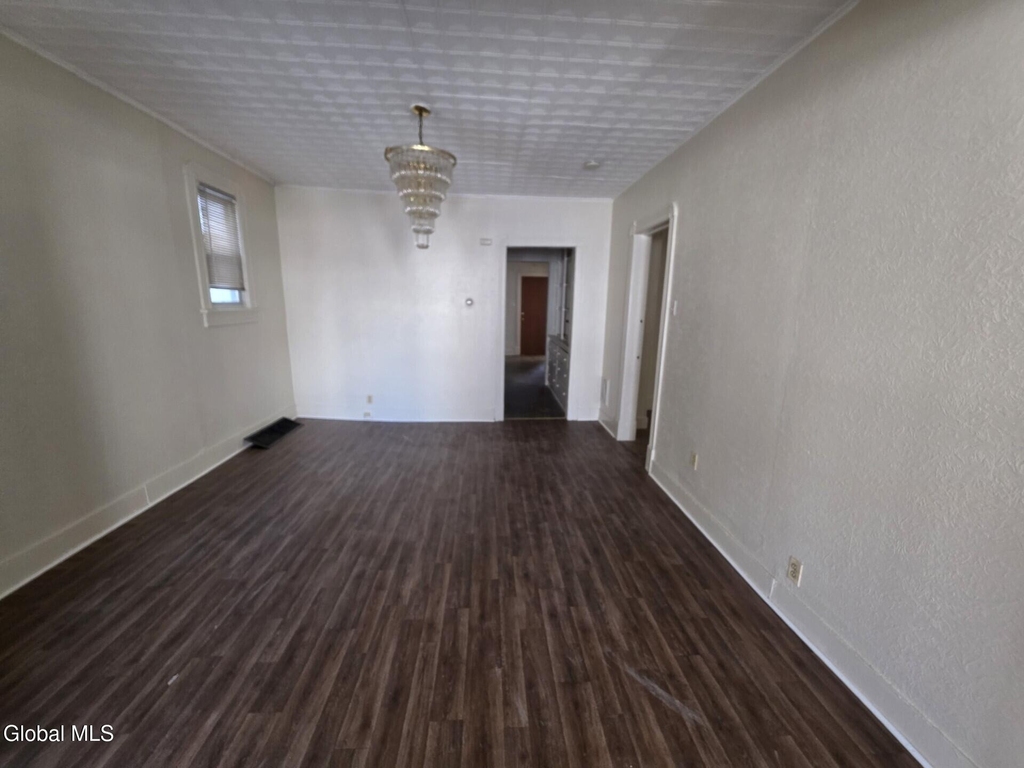 918 Delamont Avenue - Photo 5