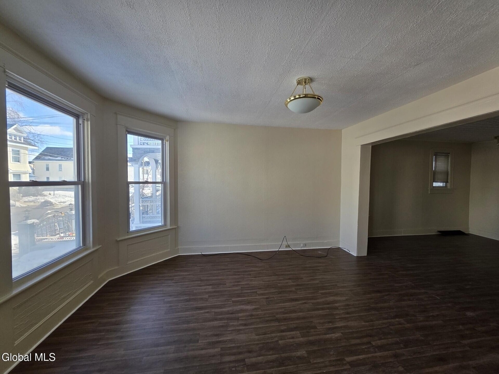 918 Delamont Avenue - Photo 1