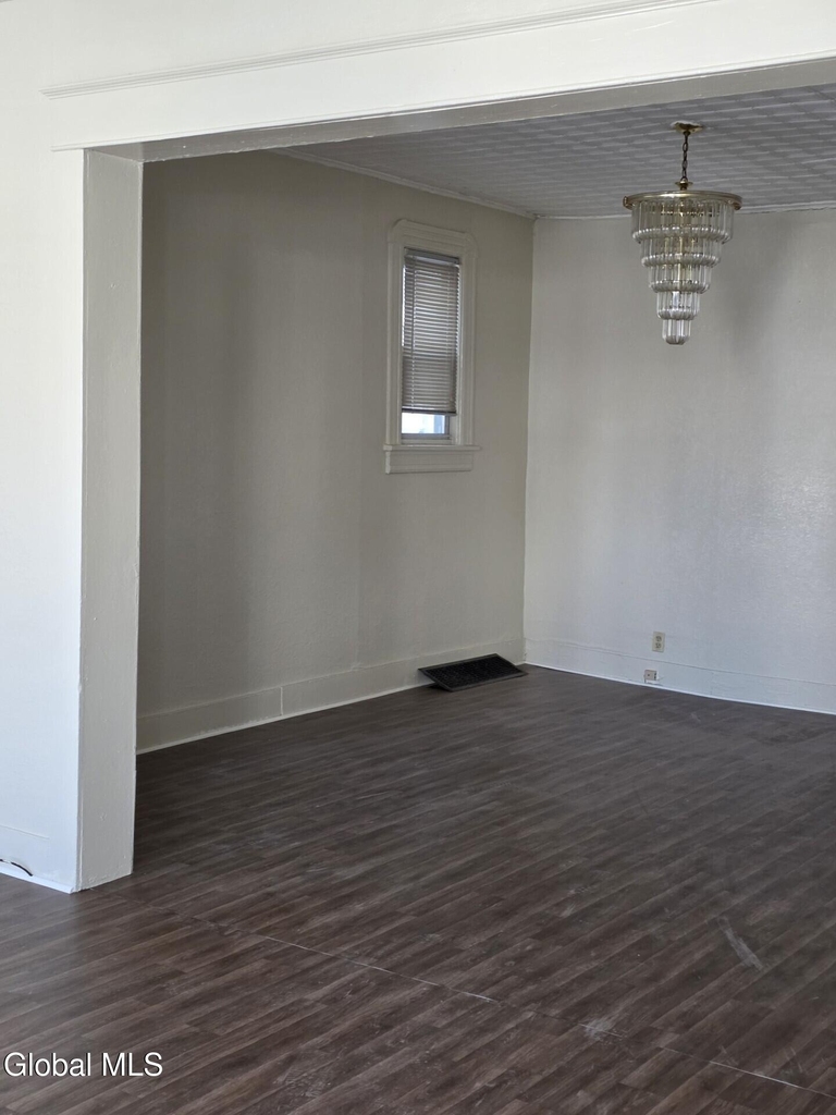 918 Delamont Avenue - Photo 4
