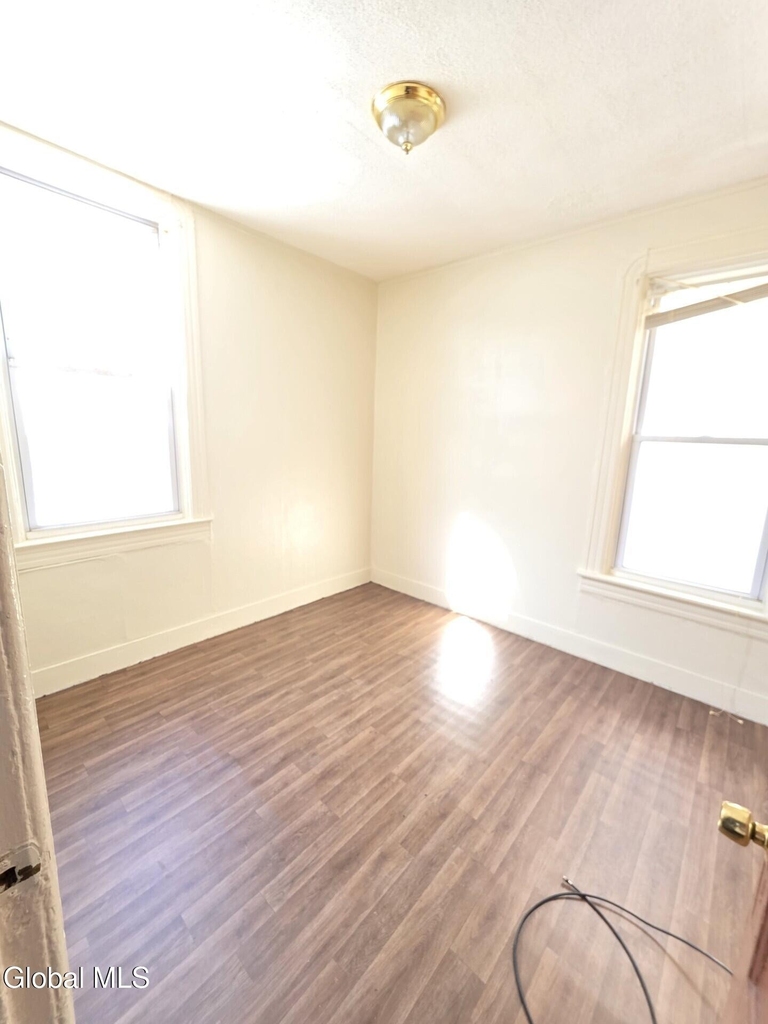 918 Delamont Avenue - Photo 9