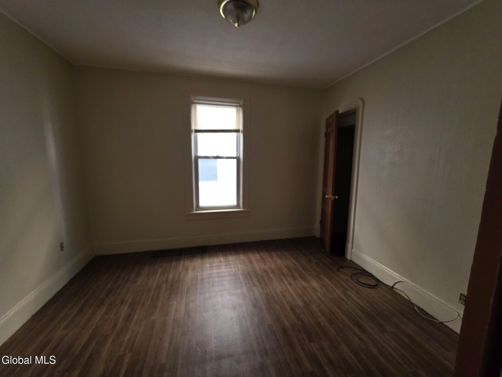 918 Delamont Avenue - Photo 7