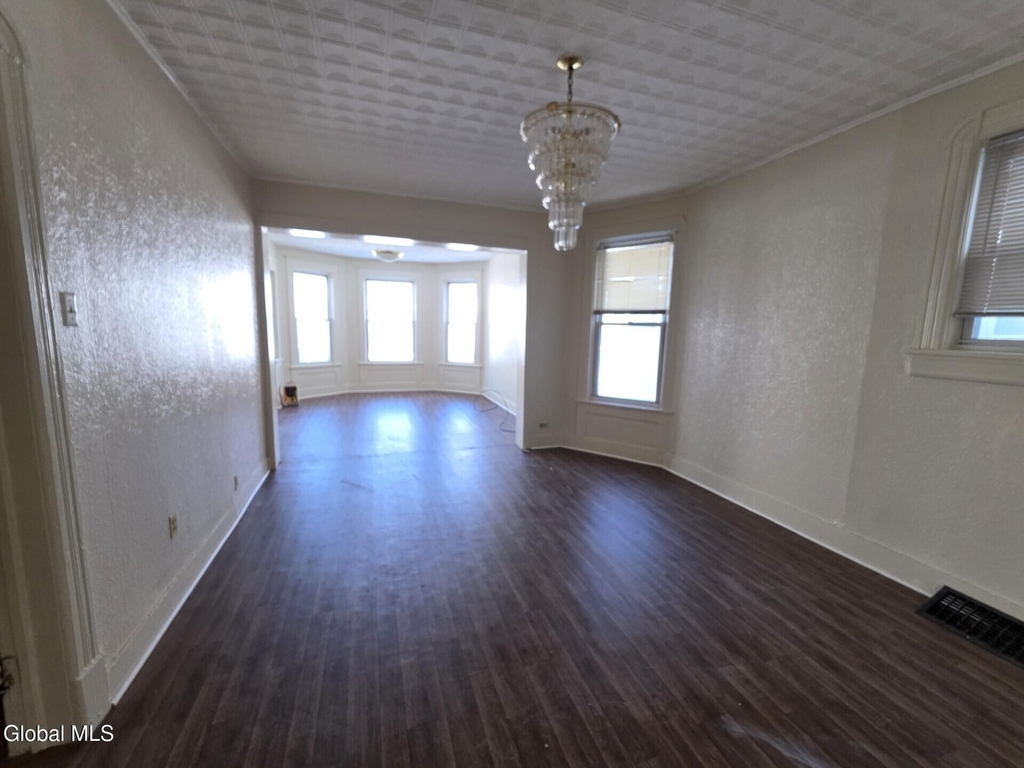 918 Delamont Avenue - Photo 3