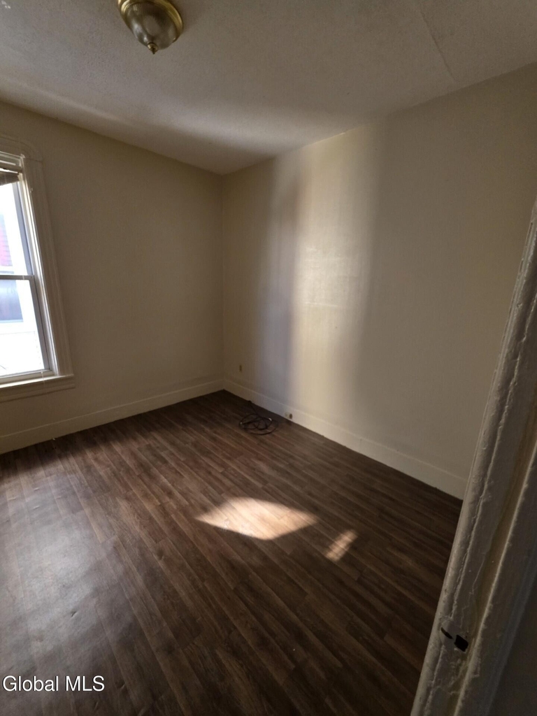 918 Delamont Avenue - Photo 8