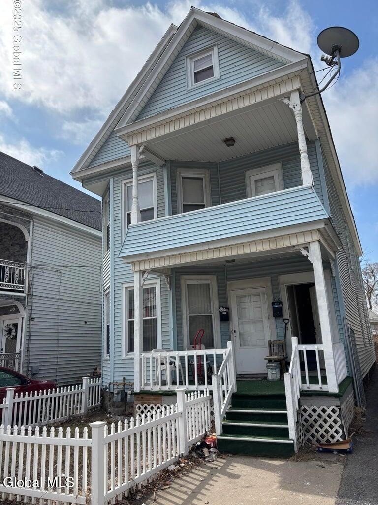 918 Delamont Avenue - Photo 0