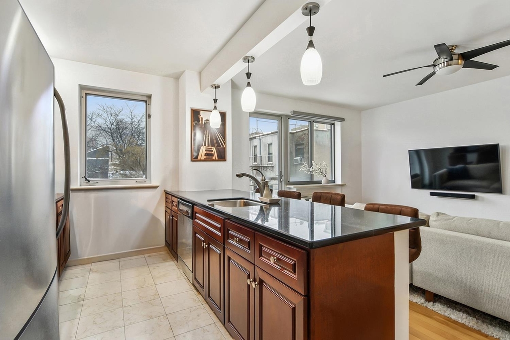1635 Lexington Avenue - Photo 2