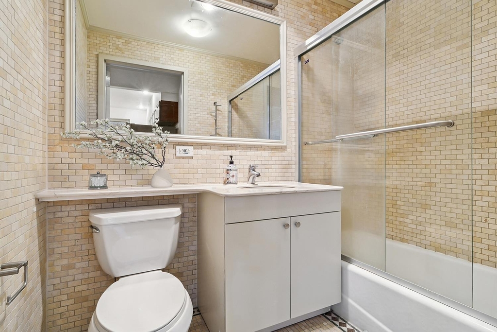 1635 Lexington Avenue - Photo 4