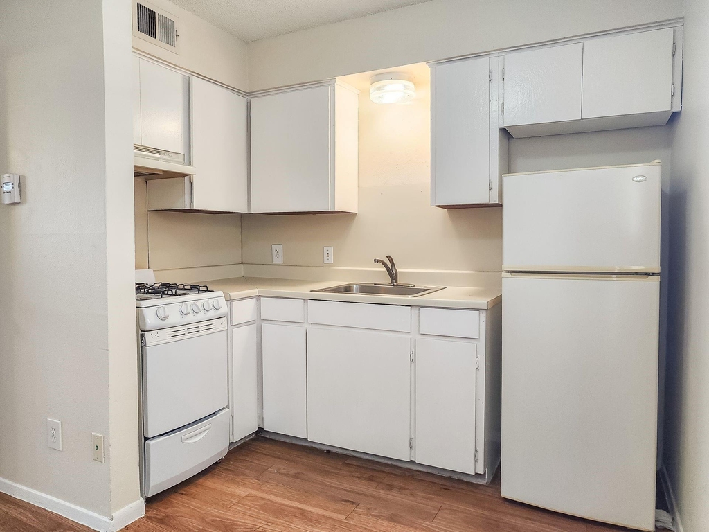 924 E Dean Keeton St - Photo 6