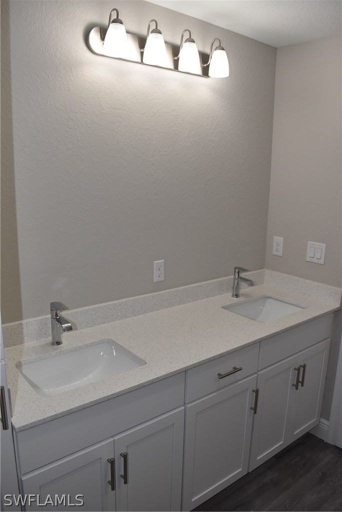 20217 Renwick Avenue - Photo 16