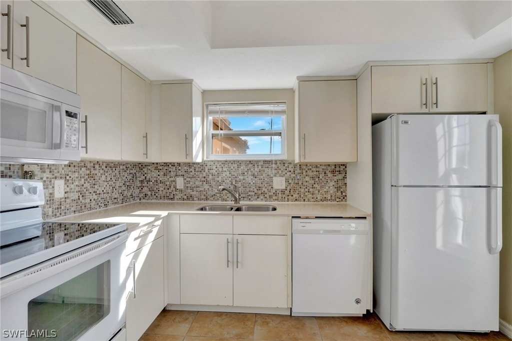 706 111th Avenue N - Photo 2