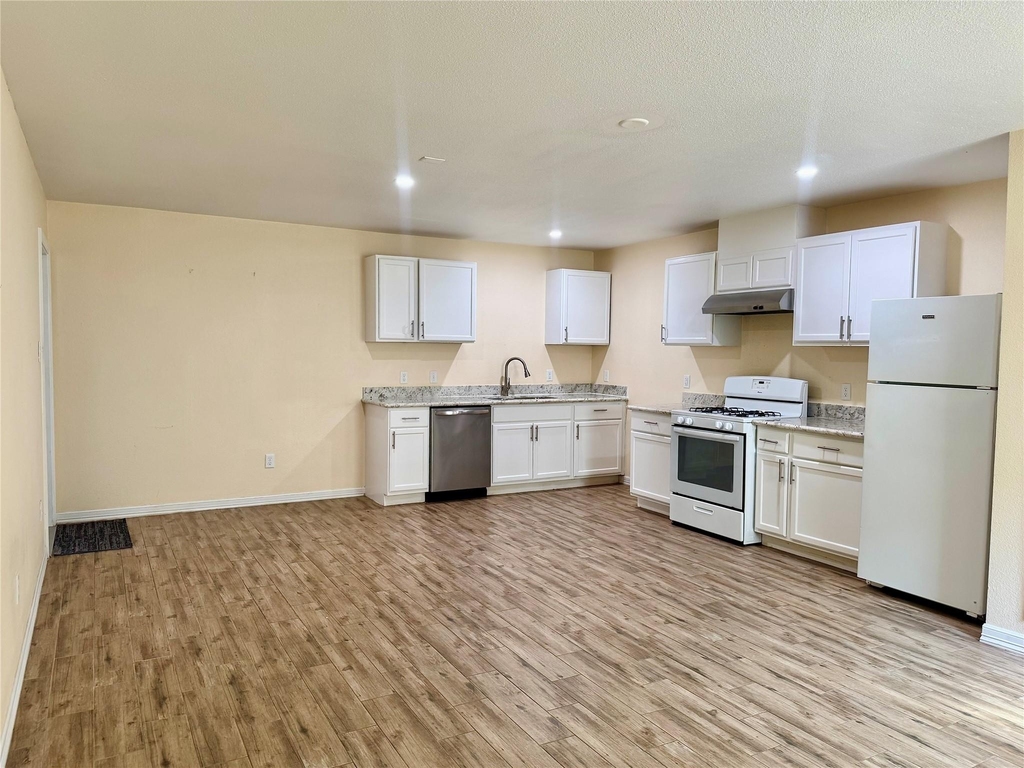711 Hahlo Street - Photo 2