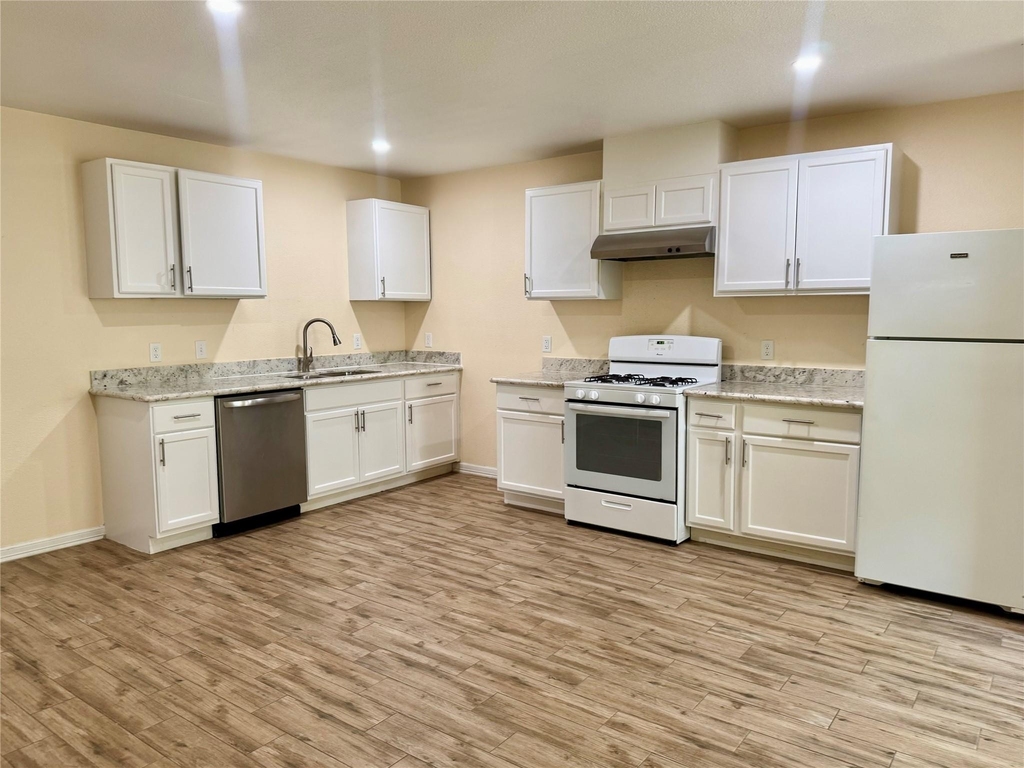 711 Hahlo Street - Photo 3