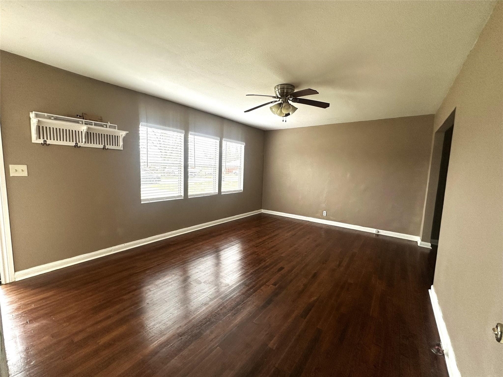 11005 Muscatine Street - Photo 3