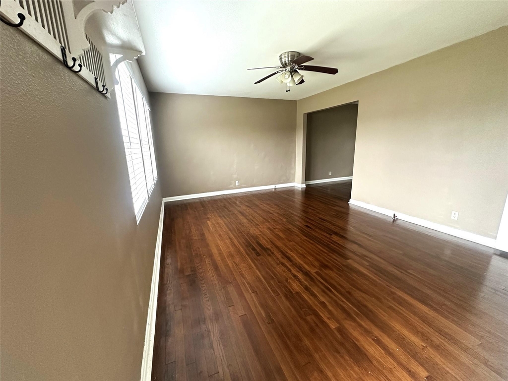 11005 Muscatine Street - Photo 2