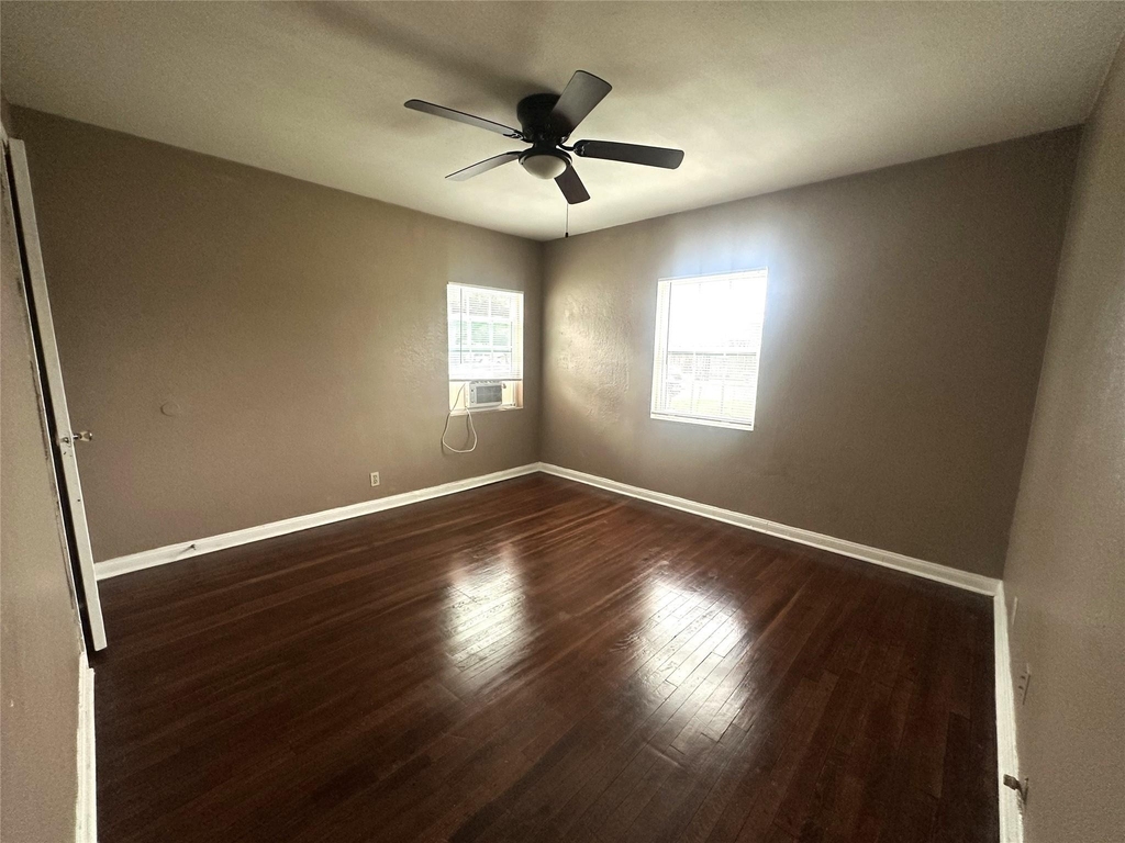 11005 Muscatine Street - Photo 9