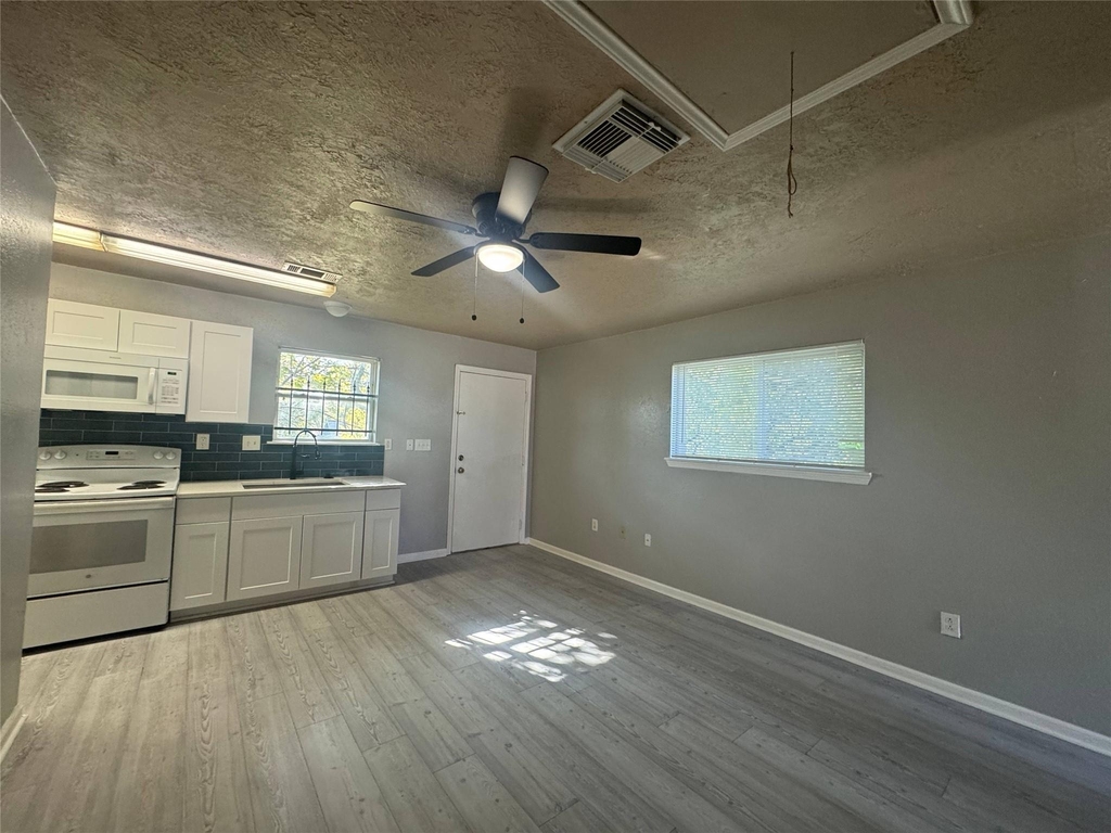 3020 Jewel Street - Photo 2