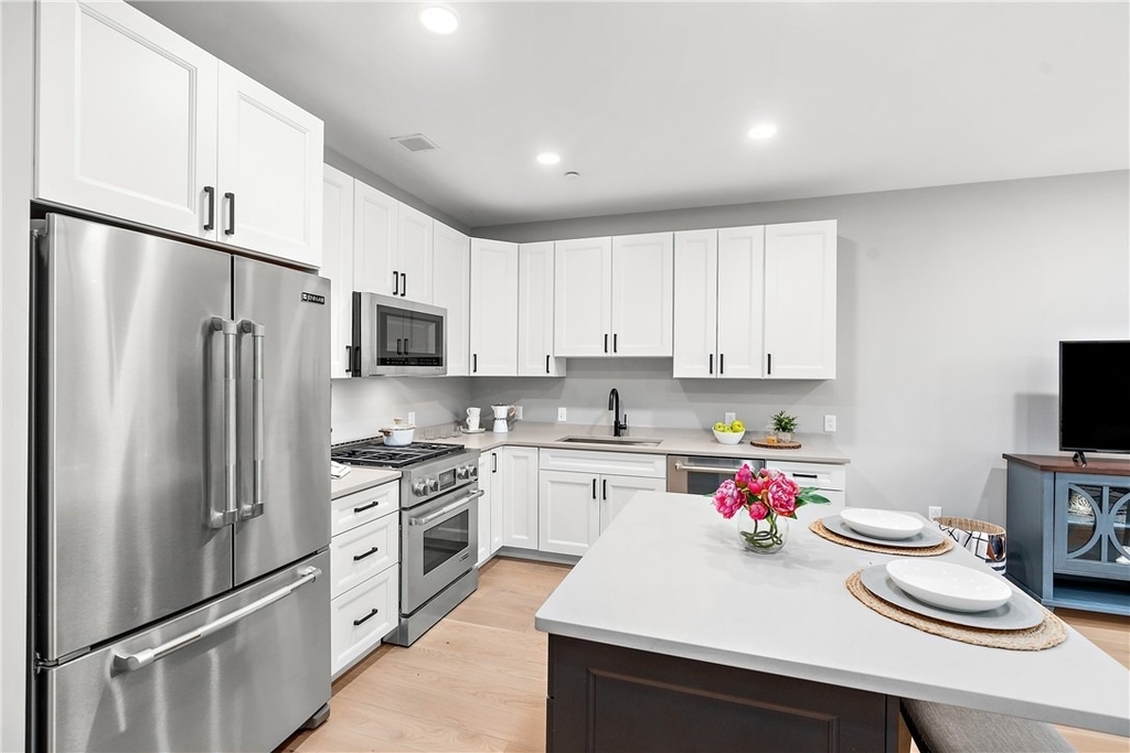 350 Oliver  Avenue - Photo 11