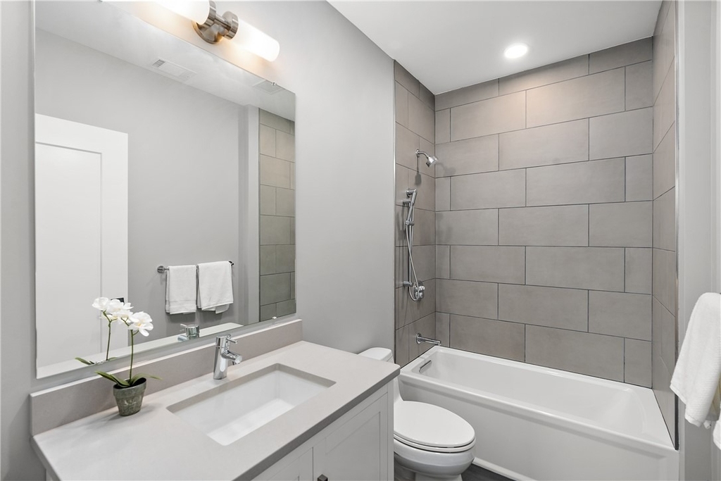 350 Oliver  Avenue - Photo 3