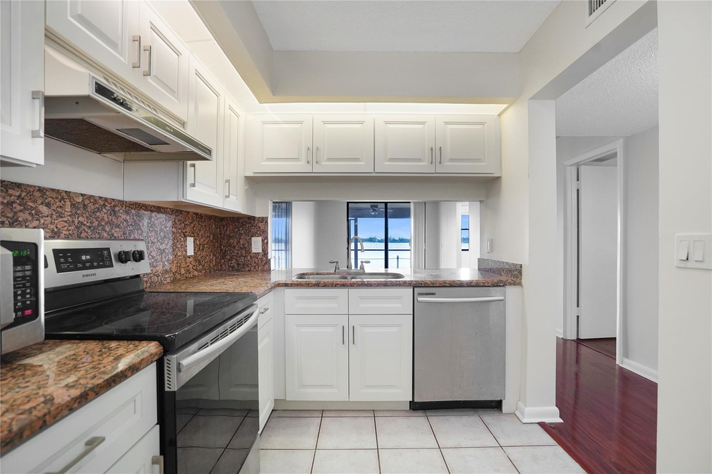 109 Lake Emerald Drive - Photo 2