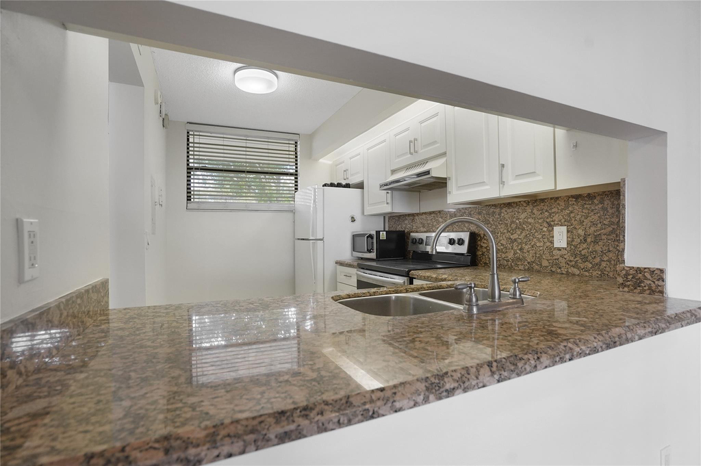 109 Lake Emerald Drive - Photo 6