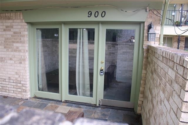 900 N Austin Street - Photo 0
