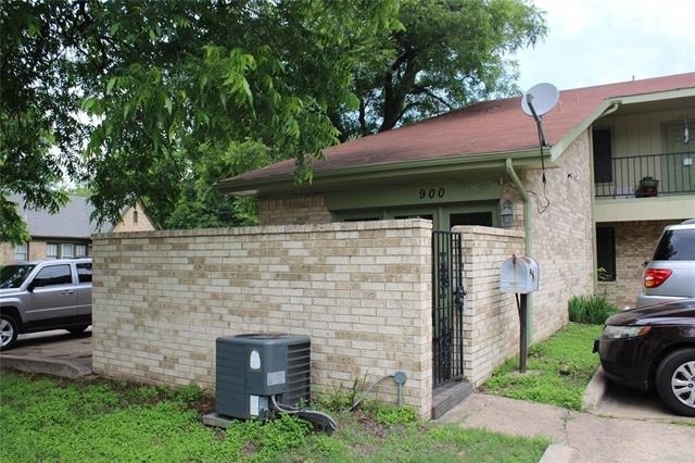 900 N Austin Street - Photo 2