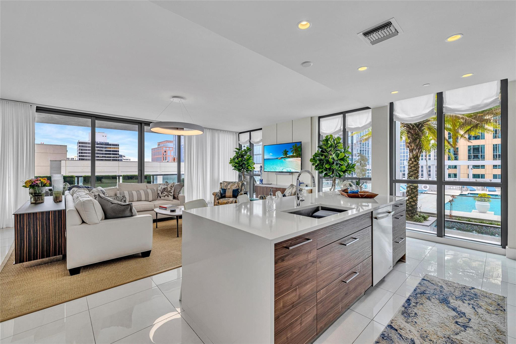 100 E Las Olas Boulevard - Photo 2