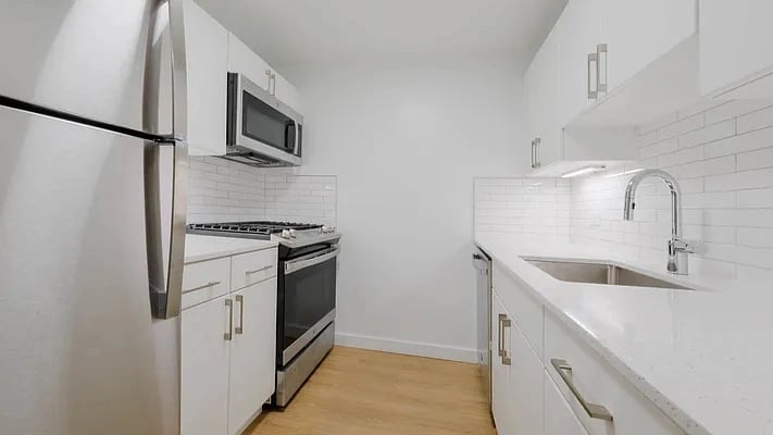 400 West 37th Street - Photo 3