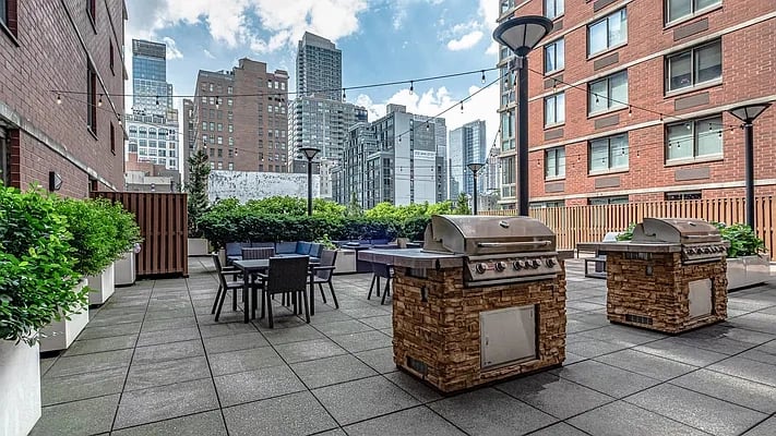 400 West 37th Street - Photo 4