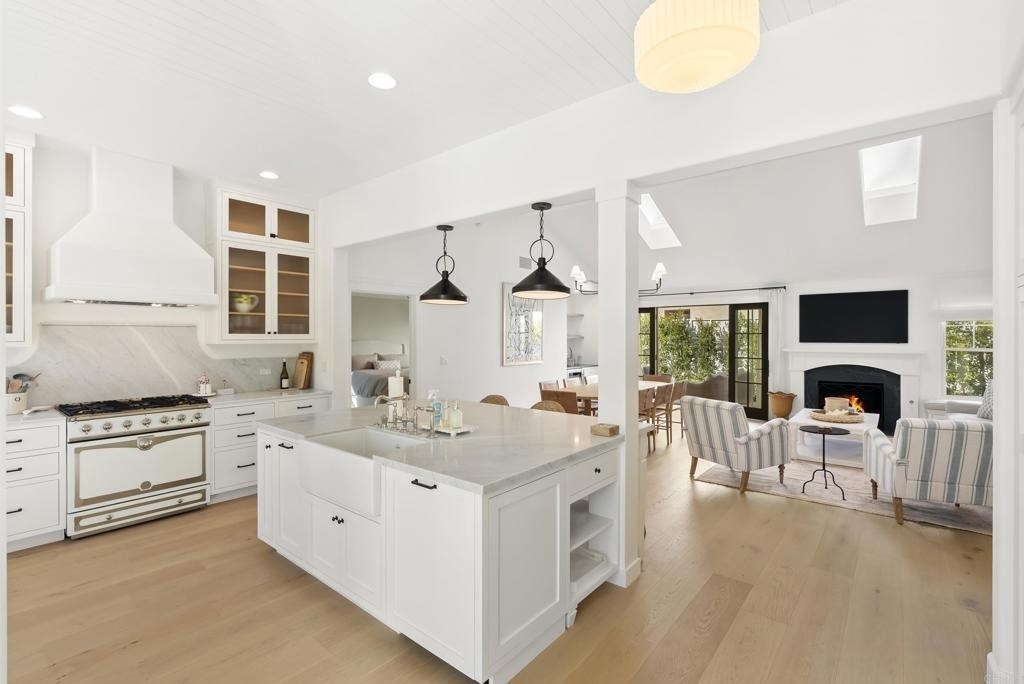 210 Estrella St - Photo 2