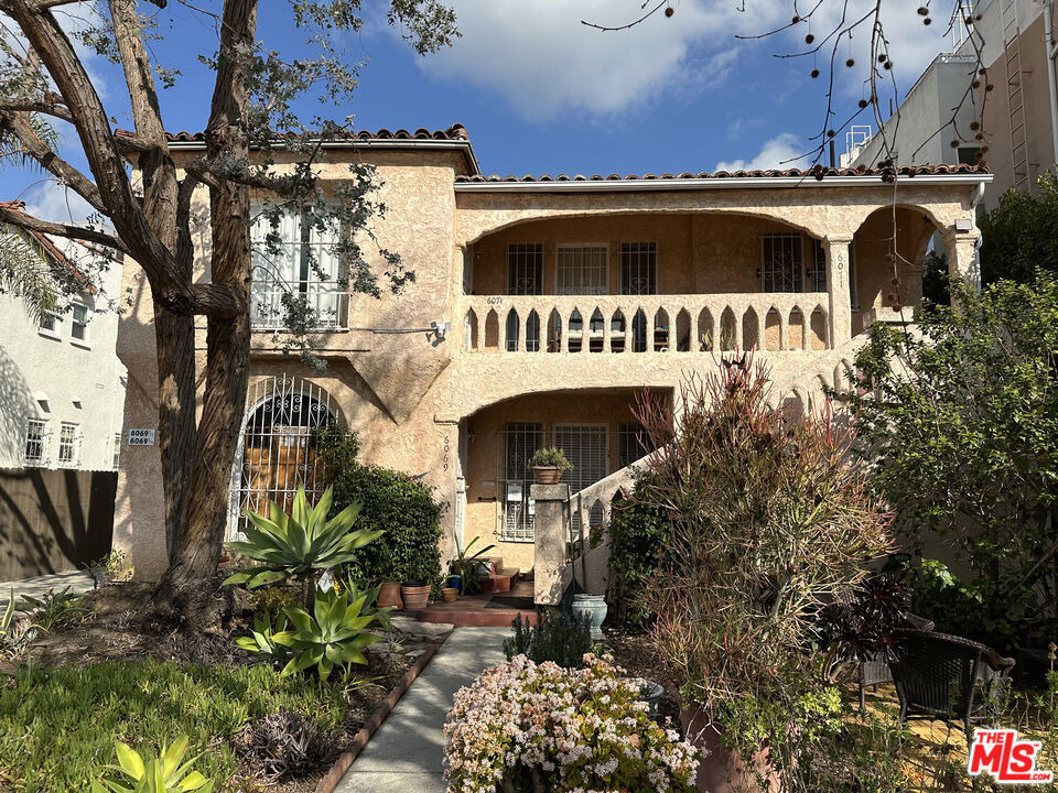 6069 1/2 Cashio Street - Photo 0