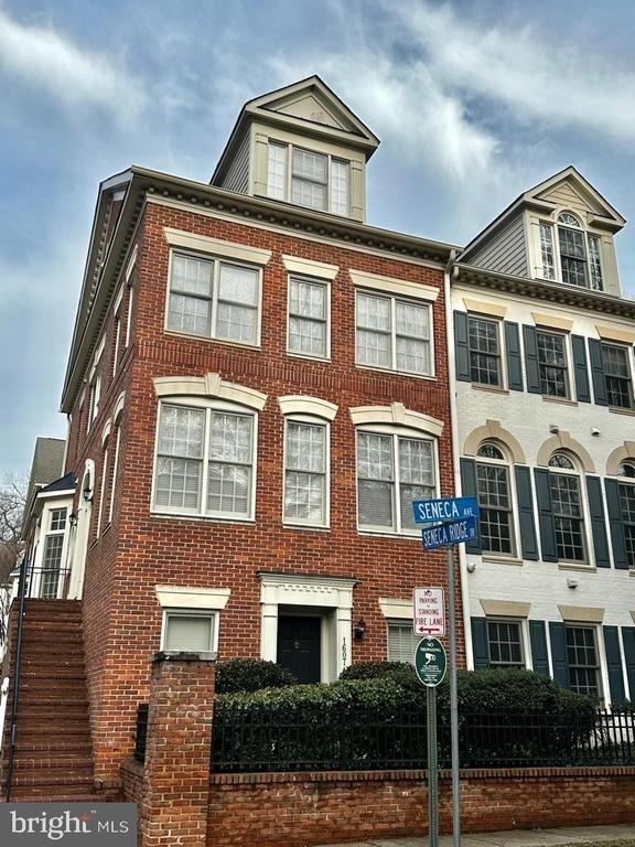 1607 Seneca Avenue - Photo 2