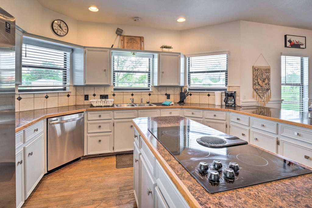15805 Richards Dr - Photo 2