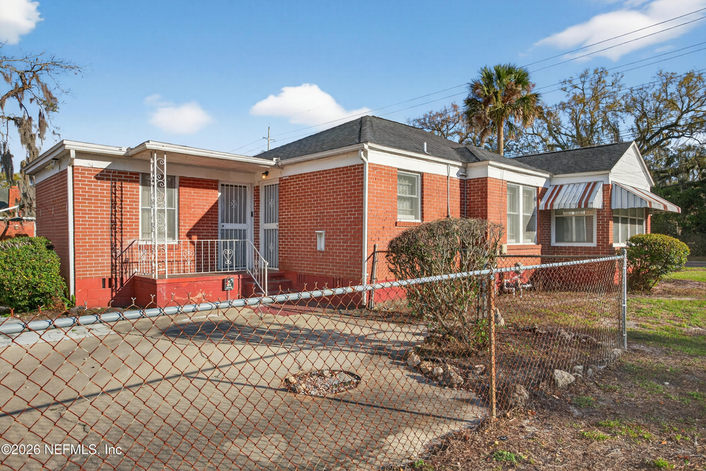 345 E 44th Street - Photo 2