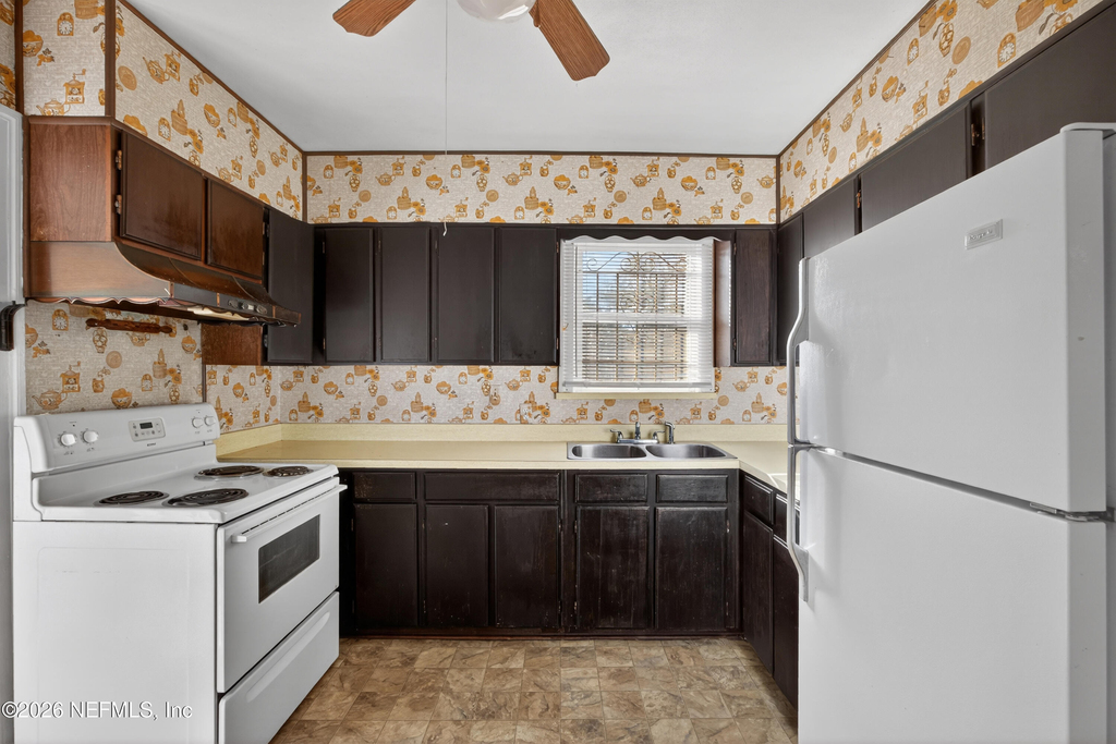 345 E 44th Street - Photo 13
