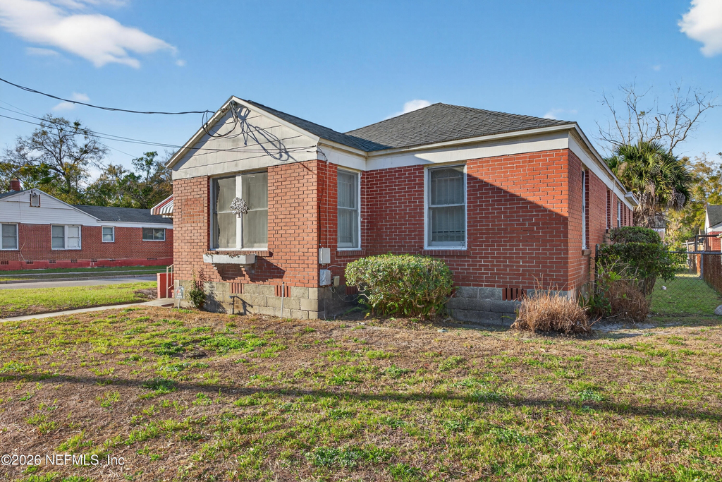 345 E 44th Street - Photo 3