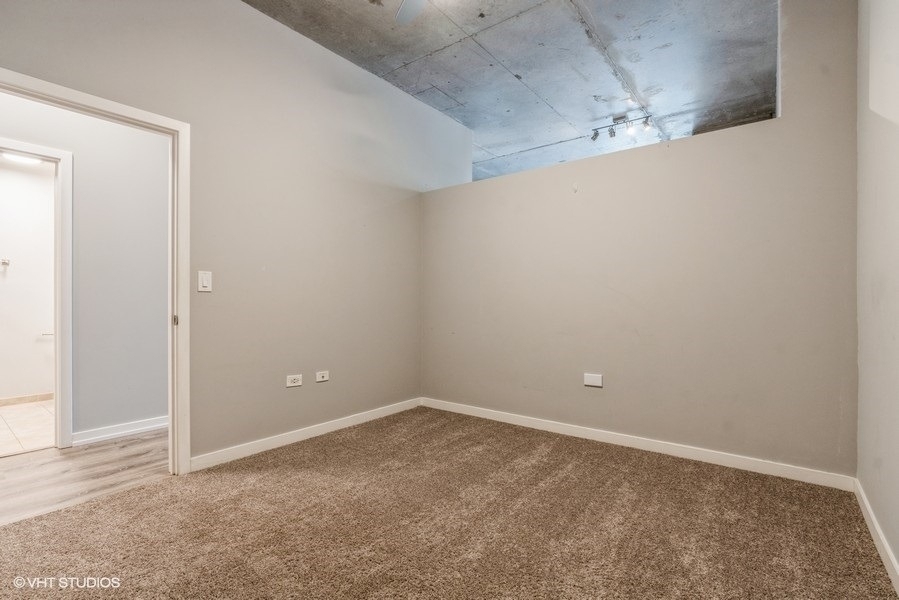 235 W Van Buren Street - Photo 18